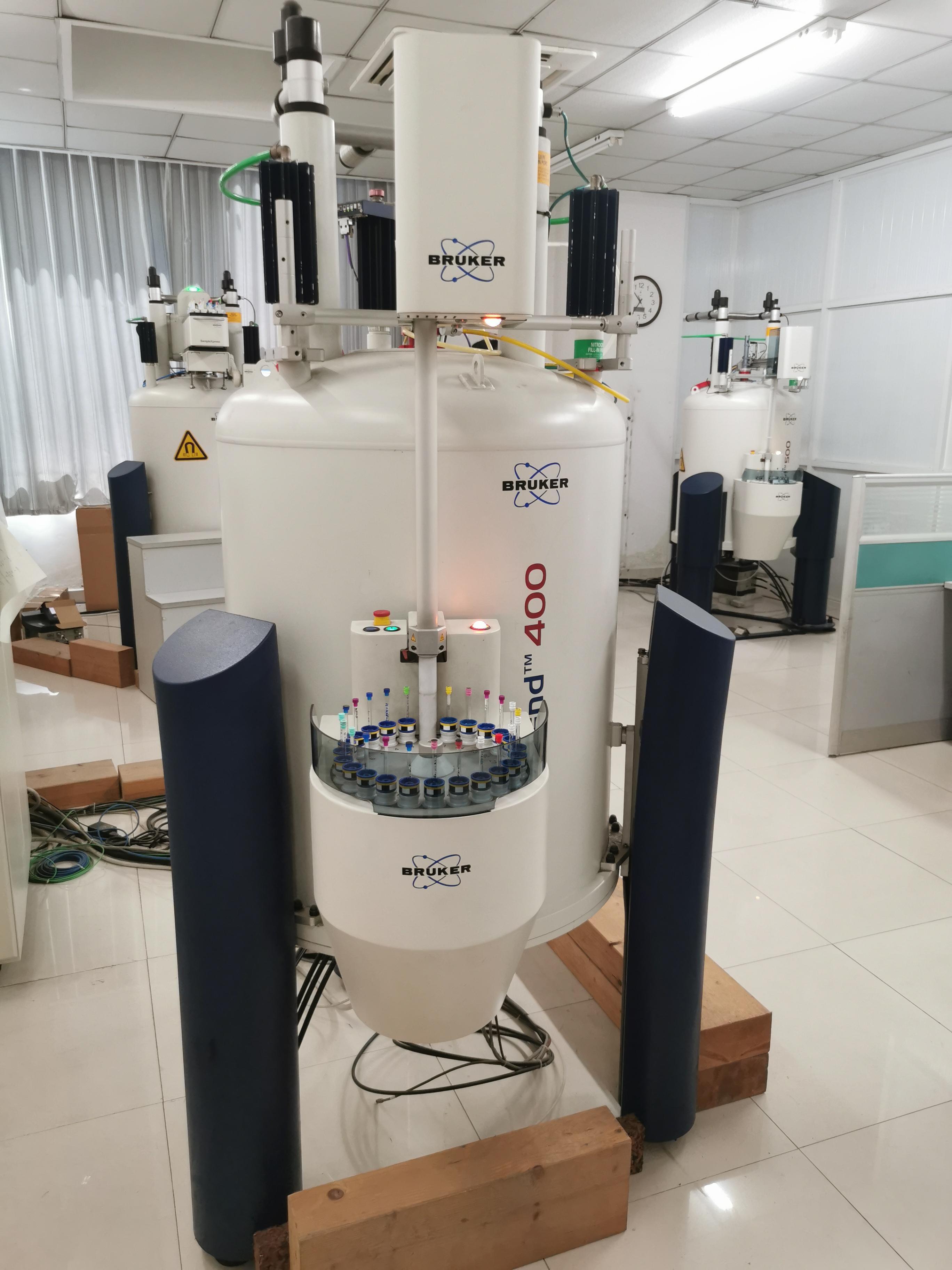 分子结构分析仪（Bruker Advance 400M NMR spectrometers）