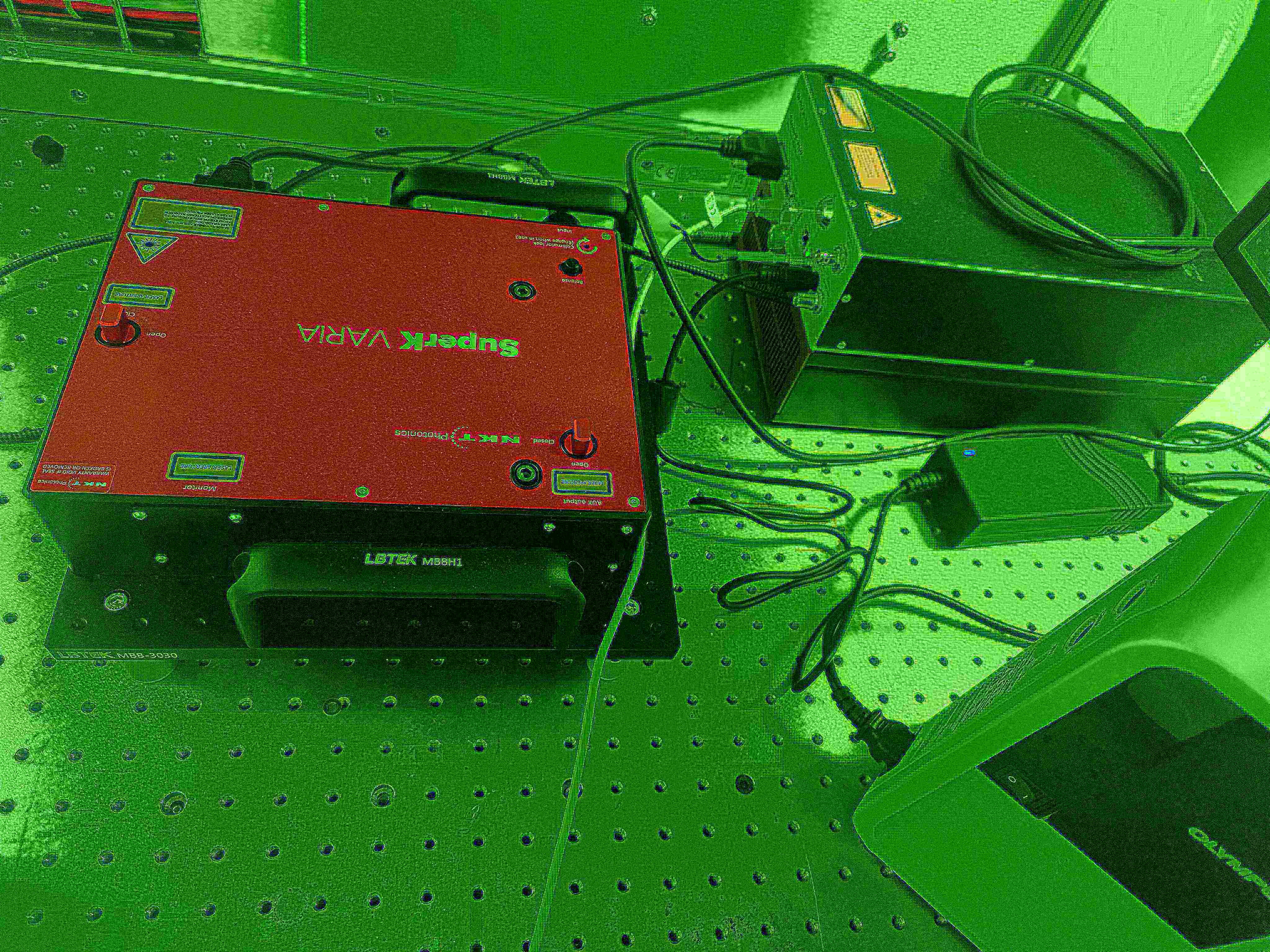 超连续谱激光器